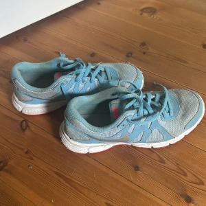 Nike gympadskor - Knappt använda Nike skor! Funkar till diverse sporter!