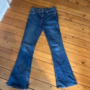 Blå bootcut jeans low waist - Snygga blå jeans med bootcut och låg midja. 