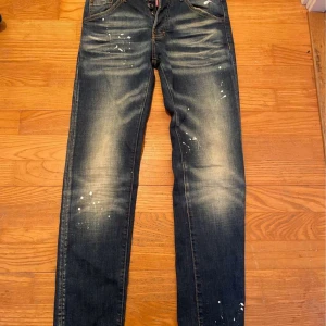 Dsquared2 blå jeans med stänk - Snygga blå jeans från Dsquared2. De är i nytt skick använda en till två gånger. 