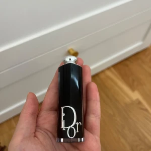 Dior Addict läppstift 667 Diormania - Dior Addict läppstift i nyansen 667 Diormania. Den är använd.