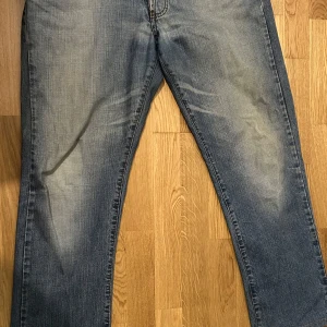 Carrera jeans  blå jeans straight fit - Klassiska Levis 505 jeans i blå denim med snyggt slitna detaljer och raka ben. Jeansen har fem fickor, normal passform och är tillverkade i tåligt bomullsmaterial. Perfekta för dig som gillar en tidlös och avslappnad look.