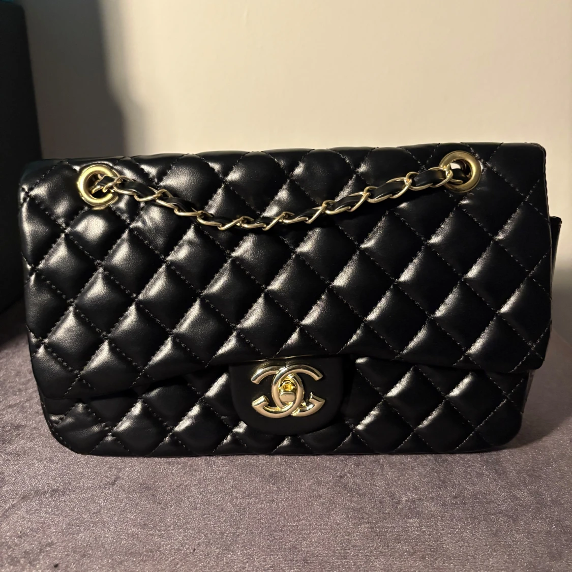 Chanel svart quiltad axelväska i skinn