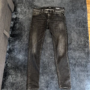 Replay jeans - Gråa/svarta replay jenas i storlek 29/30, jeansen är i väldigt bra skick