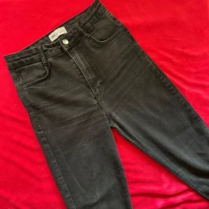 Svarta jeans från Zara - Svarta jeans från Zara med klassisk femficksdesign och hög midja. Perfekta för dig som gillar en tight och stilren look.