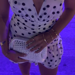 Vit handvirkad clutch / väska - Säljer en vit handvirkad clutch / handväska som jag har virkat!. Väskan är i ett mjukt garn och är väldigt rymlig! Kan bäras i handen som en clutch eller bäras i handtaget. 