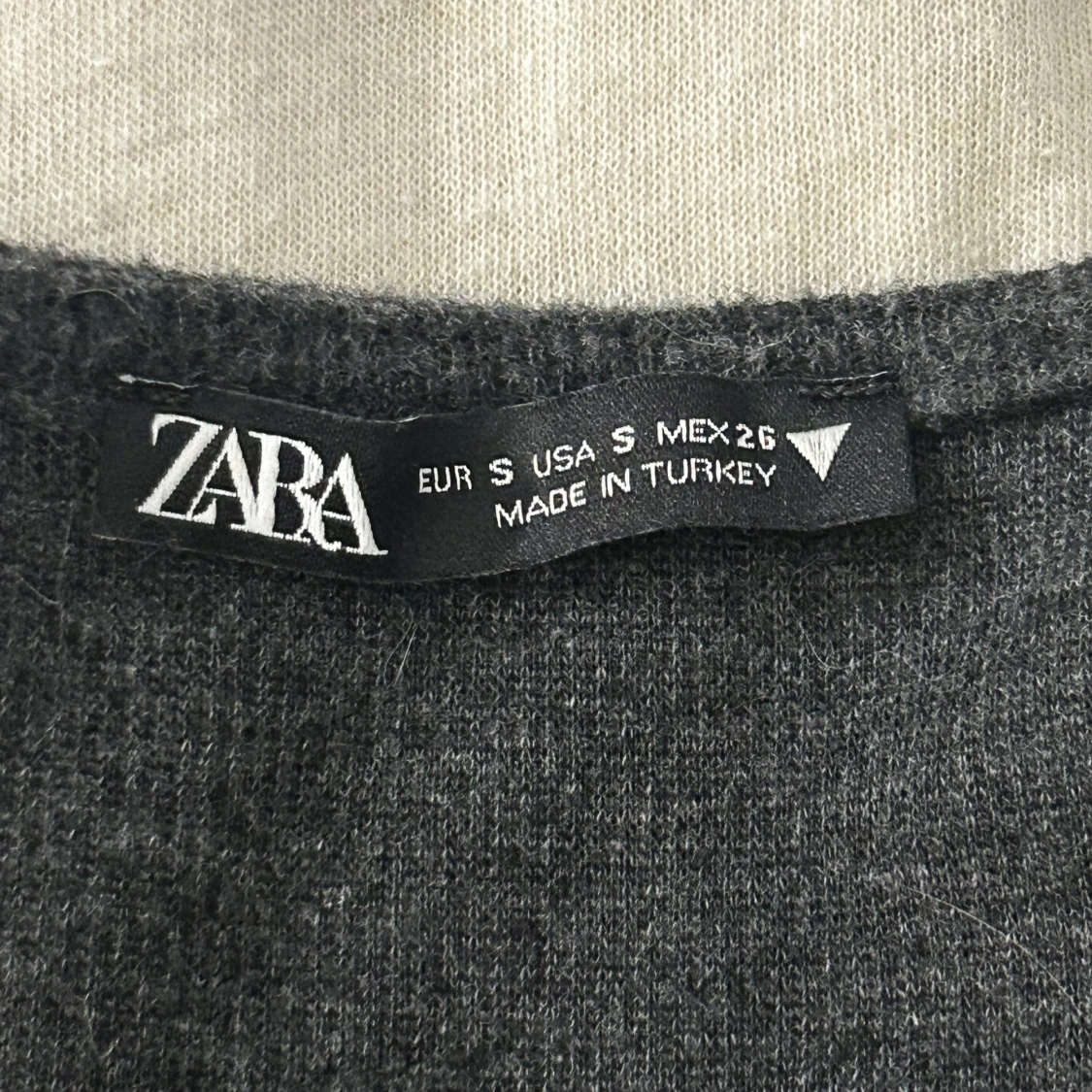 Mörkgrå stickad väst från Zara - 2