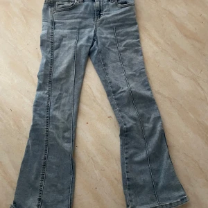 Ljus blå jenas🫶🏼 - Säljer jeans från lager 157😍storlek 140, skriv gärna till mig och det är nåt ni undrar eller nåt🤍