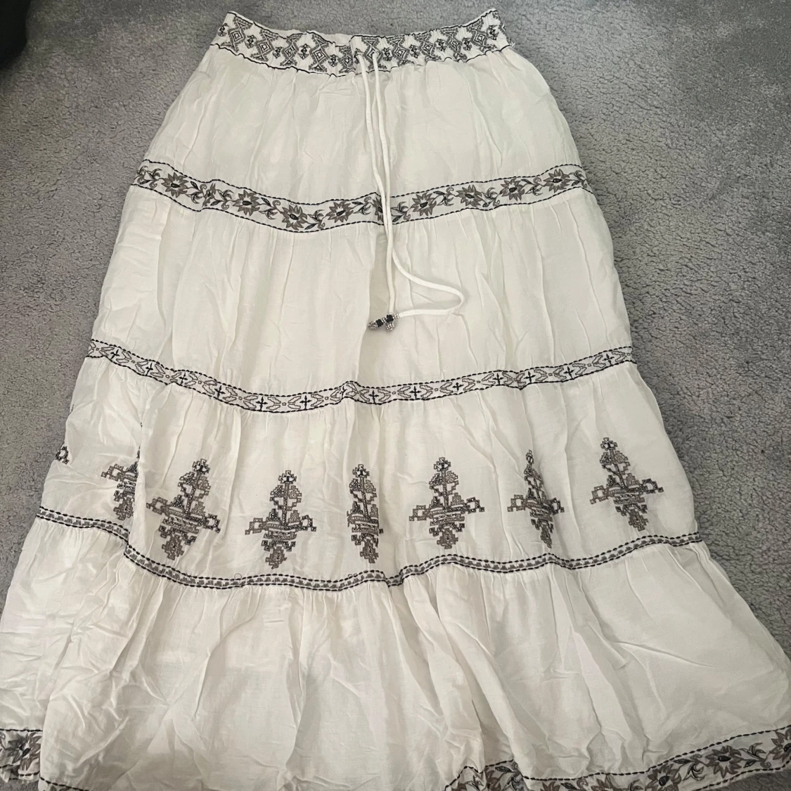 Vit långkjol med broderade detaljer