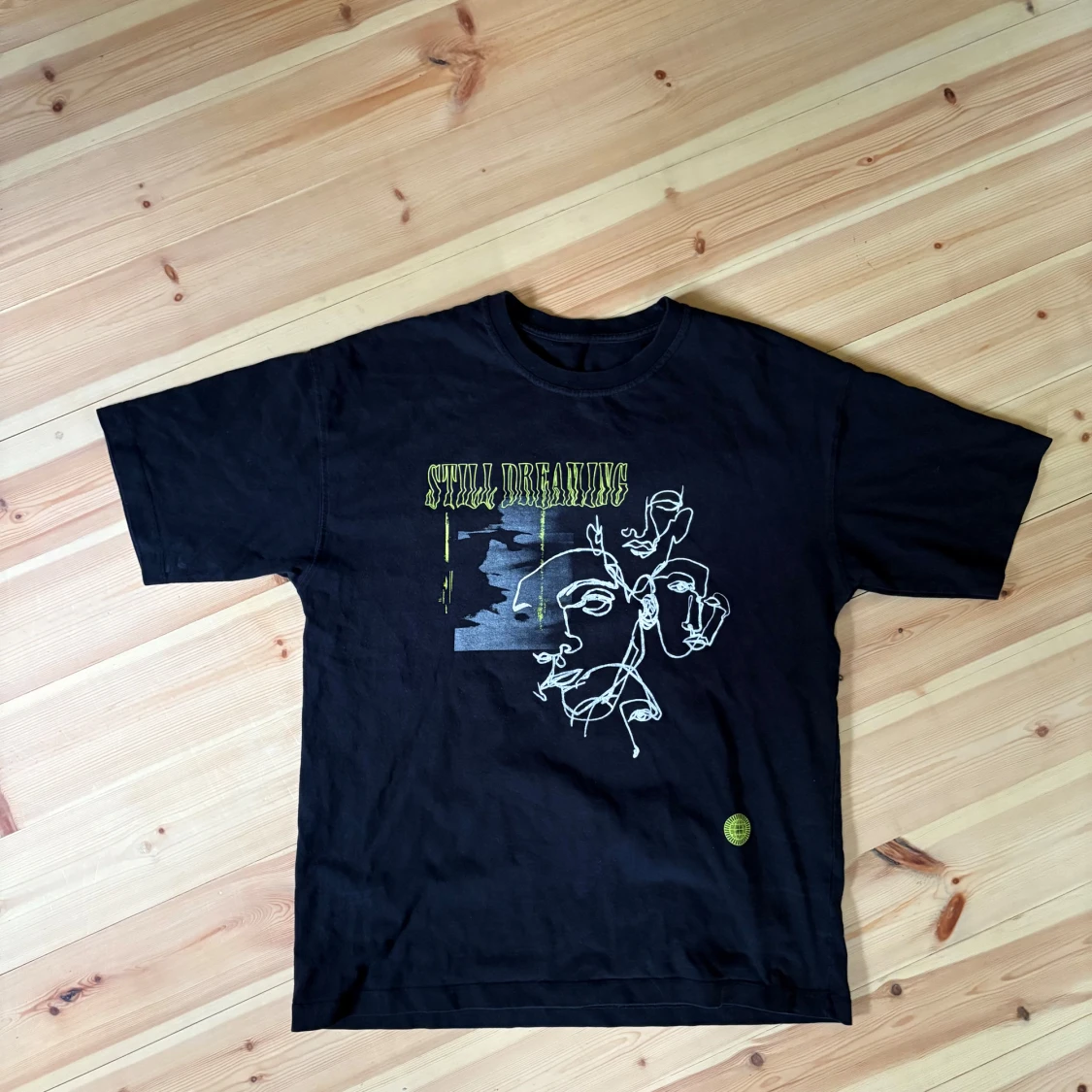 Svart t-shirt med grafiskt tryck