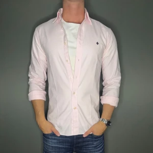 Morris skjorta - Hej säljer nu min fina Morris skjorta i storlek M. Den är i bra skick och kommer vara otroligt snygg på sommaren. Nypris cirka 1600kr! Vi kommer att sälja liknande produkter nu i sommar så glöm inte följa profilen!🌊🍾