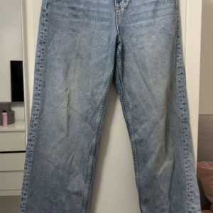 Ljusblå wide jeans från Gina Tricot - Säljer ett par ljusblå jeans från Gina Tricot i storlek 36. Jeansen har en rak och wide passform med klassiska bakfickor och hög midja. Perfekta för en avslappnad och trendig look. Materialet är klassisk denim med snygga sömmar.