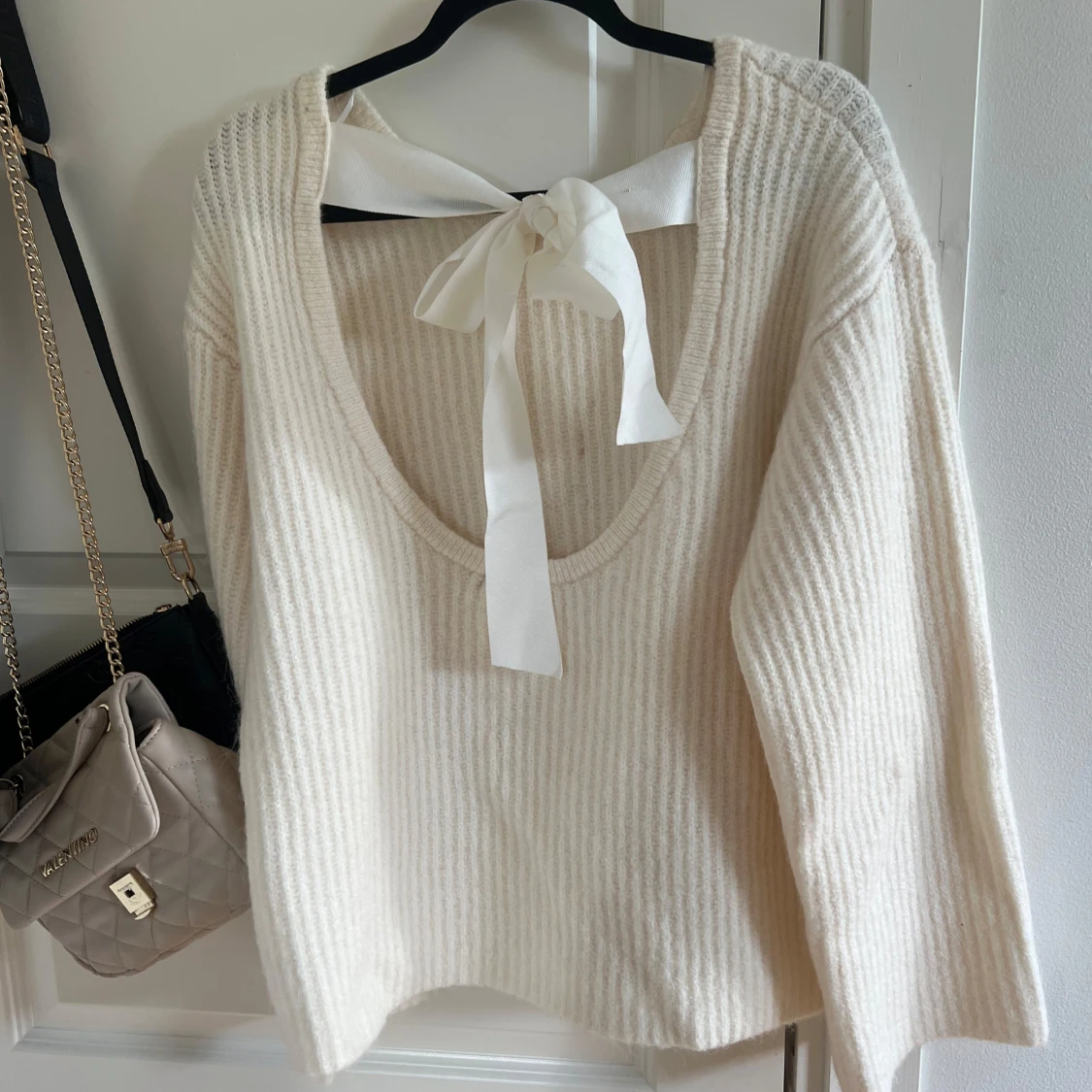 Vit stickad tröja med rosett i ryggen från ginatricot - 2