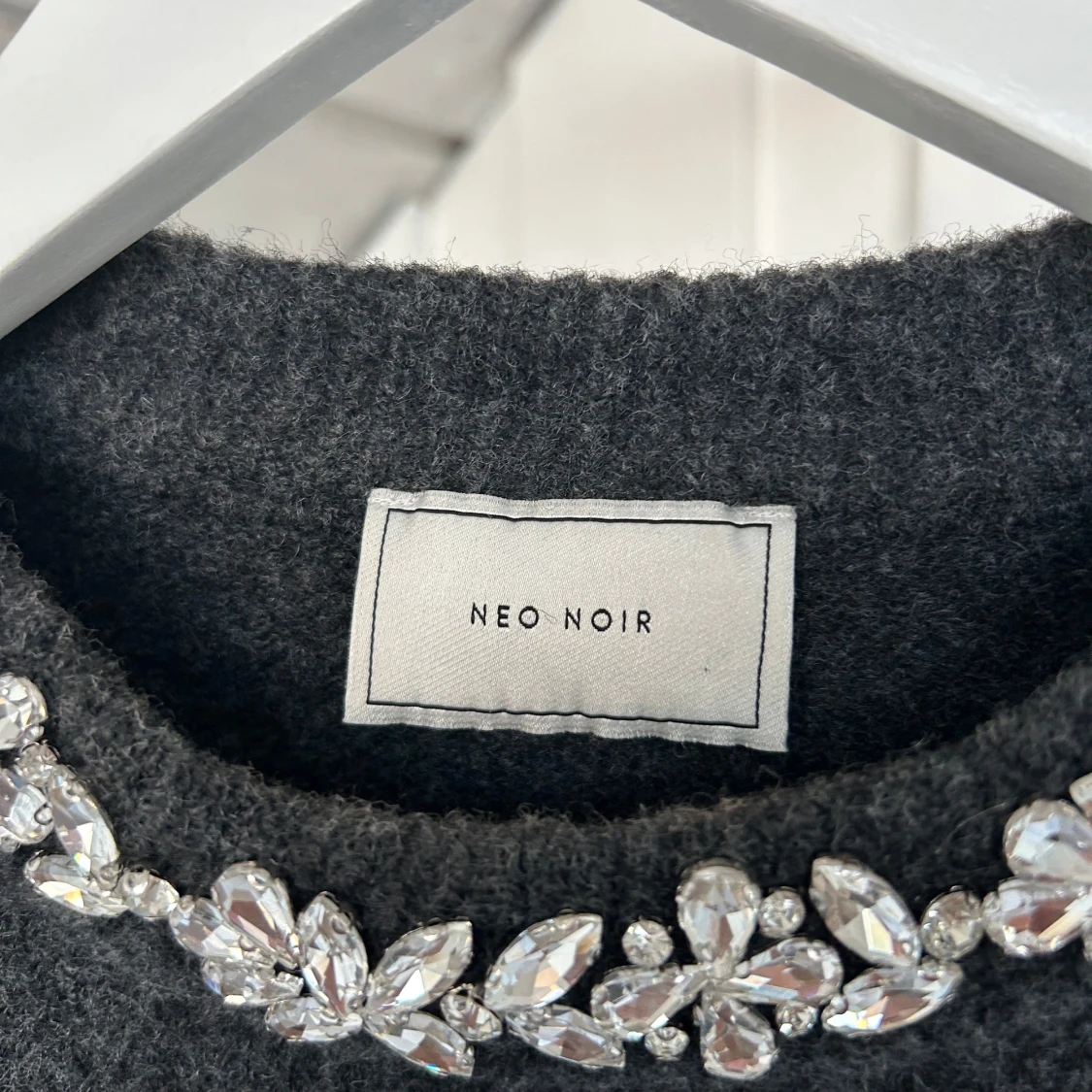 Mörkgrå stickad blus med pärlor Neo Noir - 1