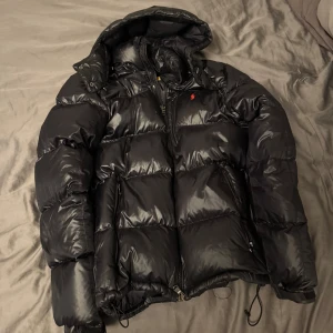 Ralph Lauren jacka - Jag säljer nu min jättesnygga jacka från Ralph Lauren. Den är i ett jättefint utan några defekter. Perfekt nu inför vintern! Priset är självklart diskutabelt 🤩Det är bara att skriva om du undrar något eller har någon fråga!