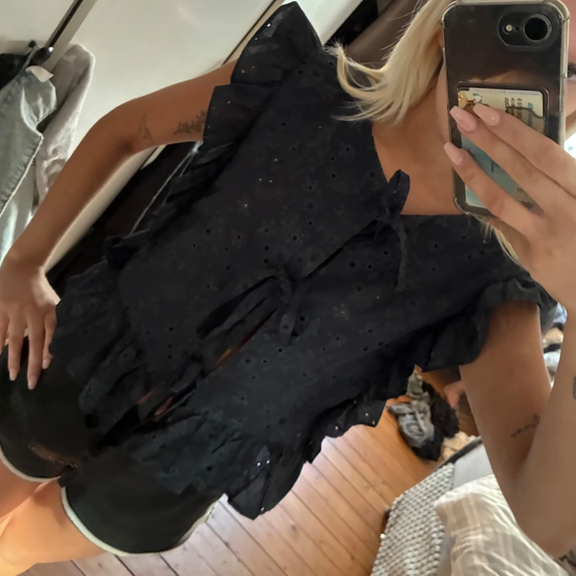 Svart blommig blus med volang och knyt - 1