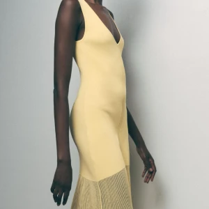 SÖKES: Gul zara ribbad långklänning - SÖKER DENNA ZARA KLÄNNING! KONTAKTA MIG OM NI VILL SÄLJA! 