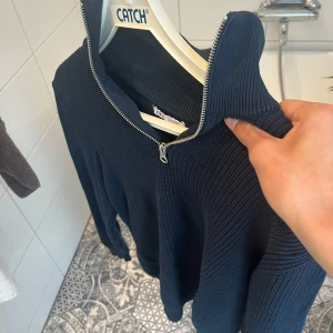 Quarter zip - Säljer en snygg Zara tröja för 200kr. Tillverkad i 100% bomull. Är i storlek M men passar även S. knappt använd och inga defekter på tröjan. Om ni har några frågor så finns jag i DM mvh MRcvb