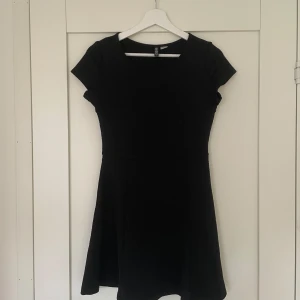 Klänning - En svart klänning från H&M divided. Storlek 36.