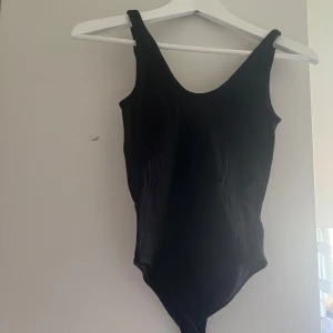 Svart ribbad body - Säljer en svart ribbad body som är super skön.