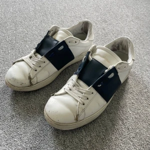 Valentino Opens vit/blå - Snygga Valentino Opens, har använt de en del men annars är de i bra skick! Skriv vid frågor! (Storlek 42)