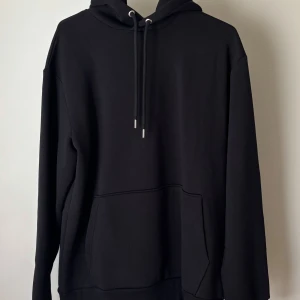 Svart hoodie från Selected Homme - Tja! Säljer en enkel svart hoodie från märket Selected Homme! Tröjan är använd ett väldigt fåtal gånger. |Nypris=524kr| Mitt pris=250