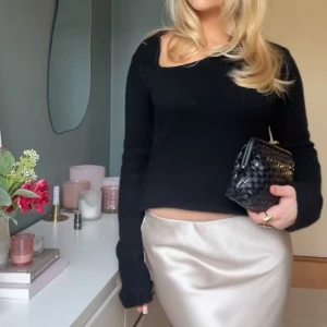 Svart stickad tröja - Sååå fin och populär ifrån LeGer🥰