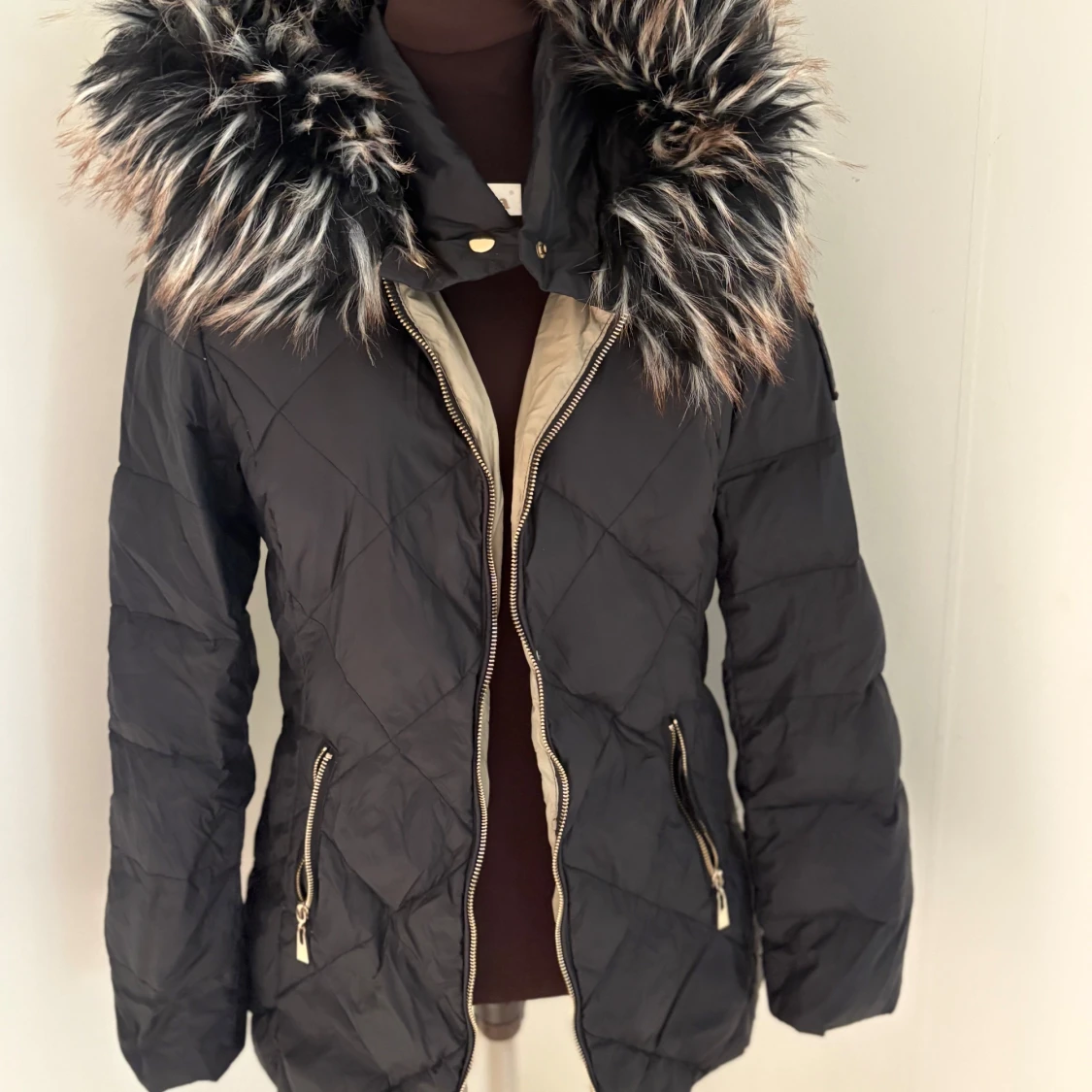 Svart quiltad pufferjacka med fuskpäls
