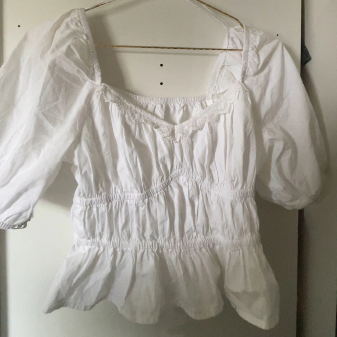 Vit blus med puffärm och spets