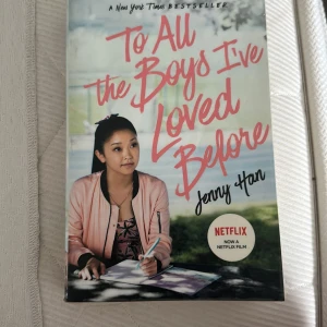 To All the Boys I've Loved Before - En charmig och romantisk bok om Lara Jean, som skriver hemliga kärleksbrev till alla hon har varit kär i. När breven plötsligt skickas ut förändras allt! Perfekt för dig som gillar drama, kärlek och high school-vibes. Nu även en populär Netflix-film. Den är skriven på engelska till alla studenter som vill plugga extra mycket på engelska språket. 