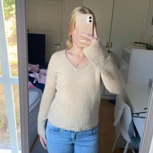 Stickad tröja  - Stickad tröja ifrån nümph i storlek XS. Jättebra skick & sitter fint på kroppen. 