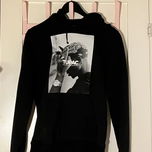 Svart Tupac hoodie Mister Tee S - Svart hoodie med stor svartvit Tupac-print framtill. Aldrig använd