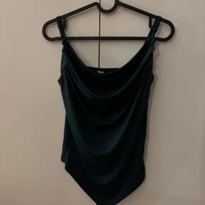 Mörkgrön draperad festtop - Använt en gång, köpt från Bikbok för 2 år sen, sitter jätte fint på 🫦