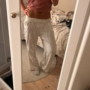 Vita linnebyxor  - Vita linnebyxor ifrån Lindex! De är snygga att vika ner som jag gjort för att få dom lite mer lowwaist! De är inte så breda som de ser ut på bilderna ut, de ser mer baggy ut här! Skriv om du har några frågor🥰🥰strl 164