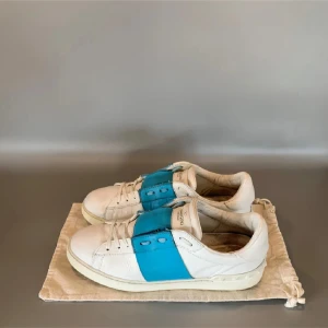 Valentino opens  - Tja, säljer nu dess sjukt snygga Valentino opens skorna i sjukt bra skick, dustbag tillkommer, och skorna är såklart äkta, tveka inte att höra av er vid minsta lilla fråga!!