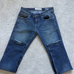 Blå jeans från Replay, Grover - Säljer ett par klassiska blå jeans från Replay, modell Grover. De har en straight fit och är perfekta för en avslappnad stil. . Märkeslappen i läder sitter på baksidan av midjan. Nypris 1600. Skriv privat för funderingar och frågor😁