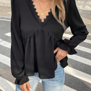 Svart blus - jättefin svart blus, så gott som ny.