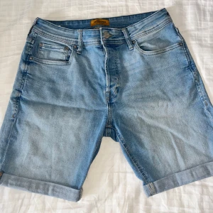 Jeans shorts (Jack & Jones) - Snygga jeans short inför sommaren, storlek M. Väldigt bra skick👍