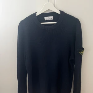 Mörkblå stickad tröja från Stone Island - Säljer en snygg mörkblå stickad tröja från Stone Island. Har haft den i nån månad men inte använt typ alls då den är lite stor för mig. Storlek M men passar L också. bara att skriva om du har en fråga