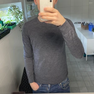 Grå tröja i merinoull från Riley - Säljer en stickad merinoullströja från Riley. Den är i mycekt bra skicka endast använd fåtal gånger. Storlek M. Hör av dig ifall du har några frågor eller funderingar.