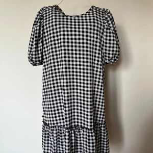 Rutig klänning  - En fin rutig klänning från h&m! Kort i modellen (slutar strax ovanför knäna) 