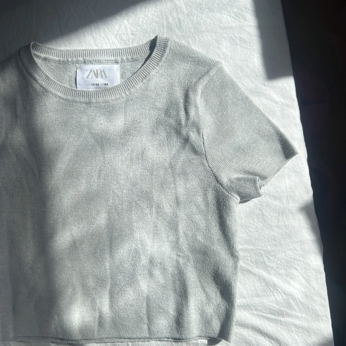 Grå kortärmad tröja från Zara - 2