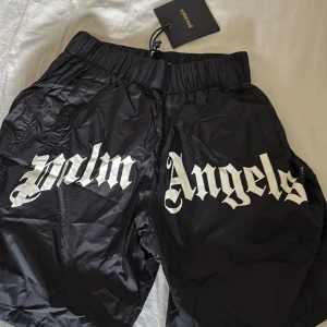 Svarta shorts från Palm Angels - Svarta palm angels shorts/badbyxor etikett kvar