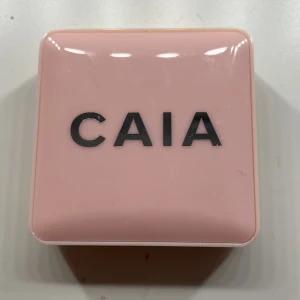 Glow Blush Pink Lemonade från CAIA - Säljer en Glow Blush i nyansen Pink Lemonade från CAIA. Den kommer i en söt rosa förpackning och ger en härlig glöd till kinderna. Perfekt för att fräscha upp din look med en touch av rosa.