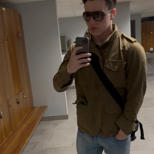 Olivgrön jacka från Zadig & Voltaire - Snygg olivgrön jacka från Zadig & Voltaire med klassisk design. Jackan har långa ärmar och flera praktiska fickor framtill. Perfekt för en stilren look. Pris kan diskuteras. Möts i Sthlm. 