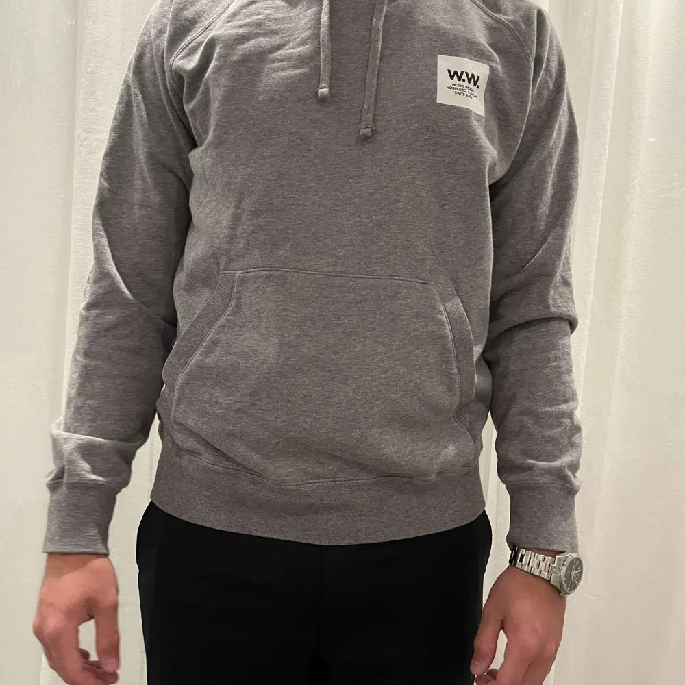 Säljer en näst intill ny Wood Wood Hoodie!! Ny kostar 1400kr och säljer den för endast 499kr!! Storlek M och passar M/S!!. Neuletakit & Villapaidat.