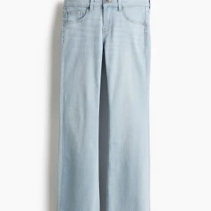 Ljusblå jeans low waist H&M - Säljer dehär ljusblåa jeansen ifrån H&M som heter Flared Low Jeans då de inte kommer till använding. Modellen är bootcut och lågmidja, slutsålda på hemsidan. Endast provade inga defekter eller liknande! 
