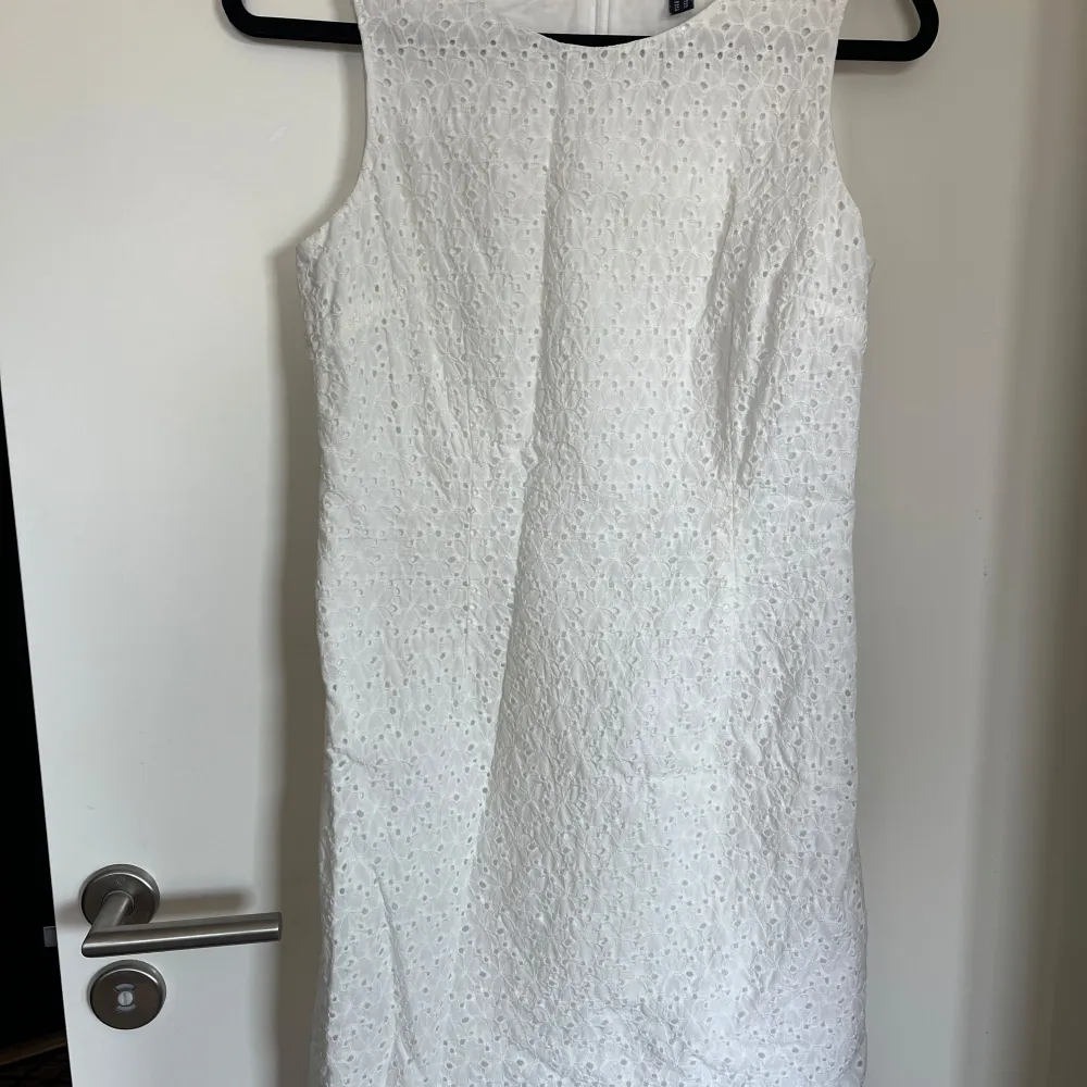 Gant klänning i spets. Strl 36/S. Perfekt till student eller konfirmation.. Mekot.