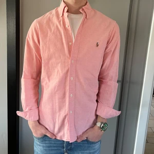 Ralph lauren skjorta - Riktigt snygg ralph lauren skjorta i nyskick. Perfekt inför sommaren. Nypris 1600kr vårt pris 599kr✅ fraktas inom 24h📦✅