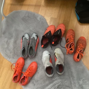 Tre par Nike fotbollsskor - Tja säljer nu alla dessa par Nike fotbollsskor, alla 5 ingår i ett paket, storlekarna är från 36-39,  alla skor är i näst bästa materiel som pro material hör av er!!