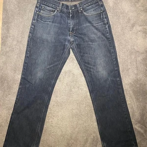 Mörkblå Jeans från Acne Jeans - Snygga mörkblå jeans från Acne Jeans i klassisk design med schysst tvätt på. Tillverkade av 100% bomull med en straight passform. Perfekta för en stilren look. De sitter lite litet. Priset är flexibelt